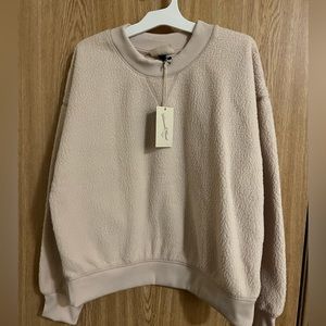 Universal Thread pullover